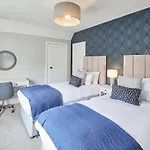 Host & - White * Scalby (North Yorkshire)
