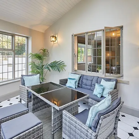 Host & - White Nyaraló