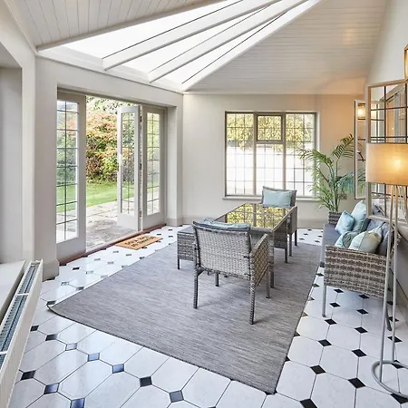 Host & - White Nyaraló *