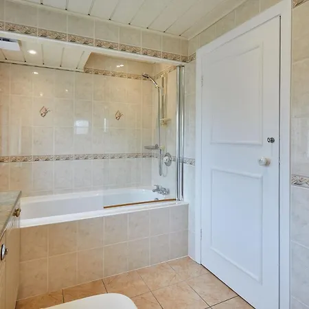 Host & - White * Scalby (North Yorkshire)